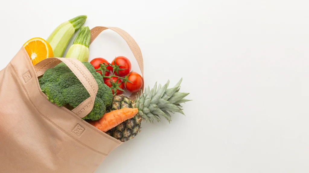 Sacola de feira com produtos orgânicos dentro, entregando o conceito de plant based